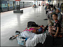 स्टेशन पर फँसे यात्री