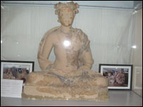 د بودا مجسمه د ناستې پر مهال