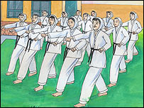 نوریه به خاله گادیران و مهمانان تمرین اجرا می کند