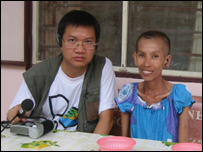 Phóng viên BBC Nguyễn Hoàng với một nữ bệnh nhân HIV/AIDS ở Mai Hòa