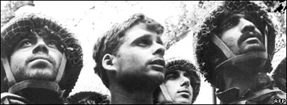 Binh lính Israel tiến tới Tường phía Tây tại Jerusalem