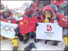 Đuốc được đưa lên "nóc nhà của thế giới" vào lúc 9 giờ 20 giờ địa phương