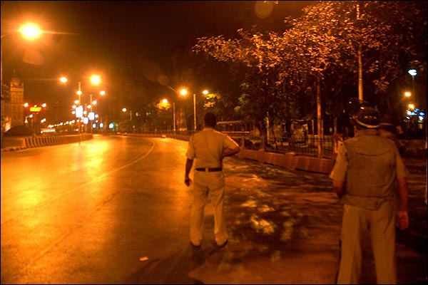 विस्फोटों, गोलीबारी से दहली मुंबई