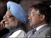 Manmohan Singh (à esquerda) e Pervez Musharraf
