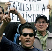 manifestantes peruanos pedem extradição de Fujimori