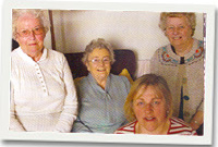 Rhai o aelodau'r clwb gweu