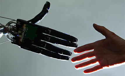 Apreton de manos entre humano y robot