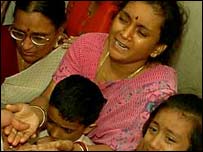 سوریانارائن کی اہلیہ منجولا اپنے بچوں کے ساتھ