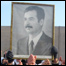 Foto de Saddam Hussein em protestos de estudantes no Iraque