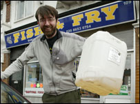 Um dos participantes da equipe em frente a uma lanchonete em Londres. Cortesia: Ffatfinding