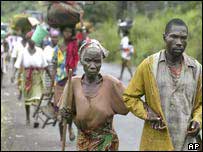 Refugiados em estrada na Libéria