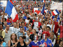 Torcedores franceses festejam vitória contra Portugal