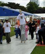 Hwyl ar faes y 'steddfod yng Nghaerdydd