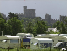 一夜之间，吉普赛人在著名的伊顿公学校外安营扎寨。