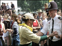 Policial dança com foliã no carnaval de Notting Hill
