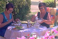 Beryl Williams a ffrind yn yr ardd