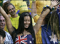 یک دختر استرالیایی تماشاچی مسابقه فوتبال