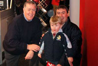 Hywel gwynfryn yn cwrdd â phobl Dinbych wrth lansio Yma i Chi