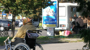 Чернігів, виборче гасло та інвалід у візку 