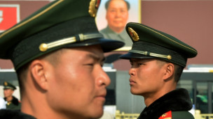 Cảnh vệ Trung Quốc đứng gác trong Đại hội Đảng 18