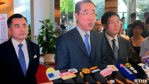 香港律政司司长黄仁龙(左)、政务司司长唐英年(中)与政制及内地事务局局长林瑞麟在香港政府总部会见媒体记者(香港电台图片4/7/2011)