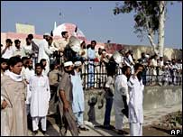 معترضین در بیرون مسجد سرخ