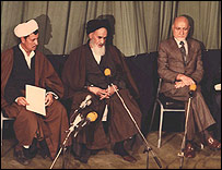 از چپ به راست: اکبر هاشمی رفسنجانی، آيت الله روح الله خمينی و مهدی بازرگان