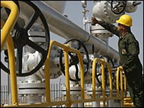 کارگر در حال کار روی لوله های نفت