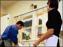 Casal divide o trabalho doméstico 