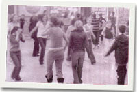 Mwynhau'r dawnsio gwerin