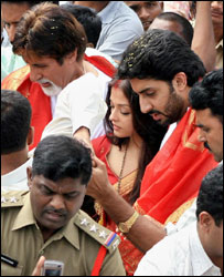 मंदिर जाते अमिताभ, अभिषेक और ऐश्वर्या