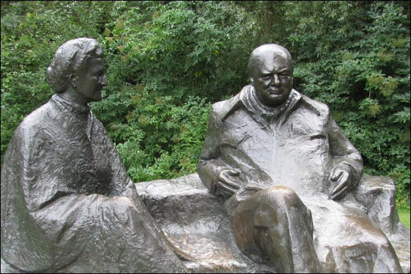 Tượng vợ chồng Clementine và Winston Churchill ở Charwell