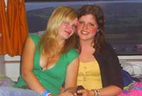 Ffion Jones (ar y dde) gyda'i ffrind yn y garafan yn y sioe