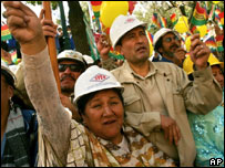 Funcionários da estatal boliviana YPFB acompanham discurso de Evo Morales em 1º de maio de 2007