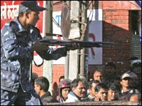 प्रदर्शनकारियों को नियंत्रित करते सुरक्षाकर्मी