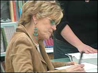 Jane Fonda đang ký tặng hồi ký 'My life so far'