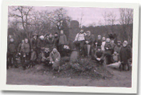 Y cerddwyr wrth Cofeb Hopcyn ap Tomos ym Mharc Ynystawe