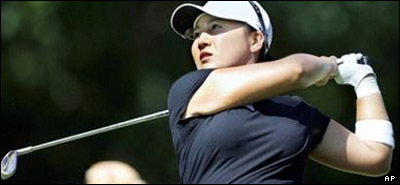 زن گلف بازی