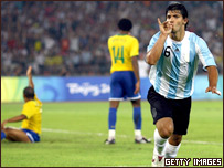 Sergio Aguero comemora após marcar gol em Argentina 3 x 0 Brasil