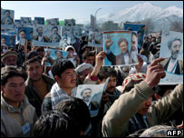 مظاہرین کا کہنا تھا مستقبل میں امن کا انحصار معافی دینے یا نہ دینے پر ہے 