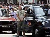 در مدت دو دقيقه سکوت، خودروها و اتوبوس ها توقف کردند