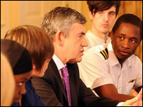 首相布朗会见年轻人大使们