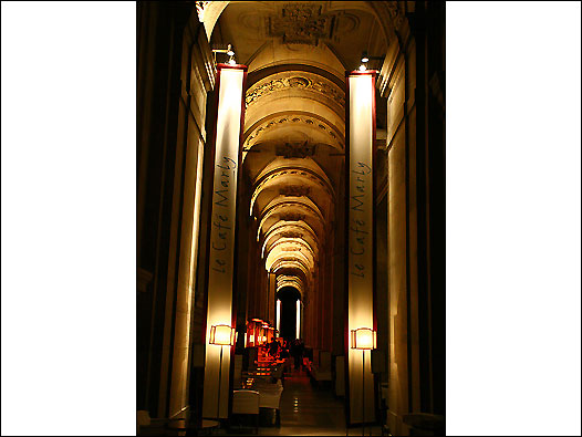 罗浮宫旁边的咖啡茶座就开在门廊之间。