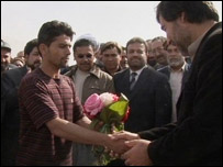 مصطفی کاظمی (سمت راست) لحظاتی پیش از انفجار در بغلان