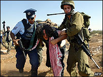 سربازان اسرائيل يک فعال سياسی را دستگير می کنند