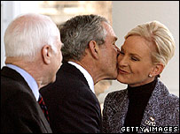 John McCain, George Bush ve Cindy McCain