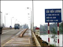 Cầu Hiền Lương chia đôi bờ Nam Bắc khi xưa bây giờ được xây lại