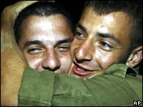 Soldados israelenses comemoram saída da Faixa de Gaza