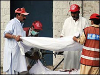 Chuyển xác nạn nhân khỏi hiện trường