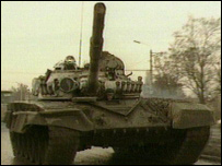 Tratatul asigura limitarea numărului de tancuri, avioane şi armament pe care NATO şi Tratatul de la Varşovia le pot avea în Europa